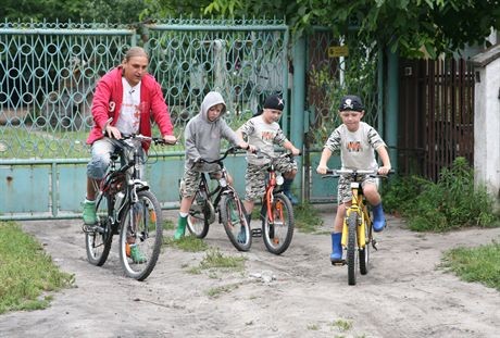 Paweł Golec i rodzina Sadochów-trojaki:Damian,Paweł,Kuba; wyprawa rowerowa nad staw rybny; *** Local Caption *** na planie programu 'Dzień Kangura'; Adamowizna gm.Grodzisk Mazowiecki,Mościska gm.Grodzisk Mazowiecki, 2007-07-24;