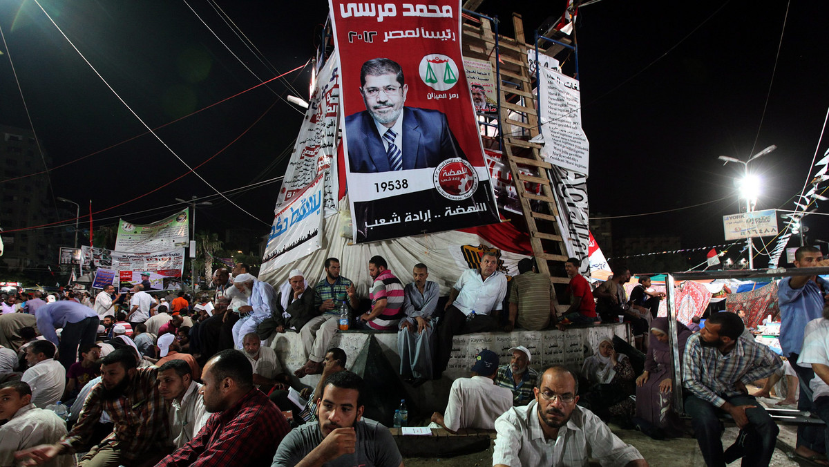 Tymczasowy rząd Egiptu oświadczył, że organizowane przez Bractwo Muzułmańskie siedzące protesty przeciwko obaleniu prezydenta Mohammeda Mursiego nie będą dłużej tolerowane i władze podejmą wszelkie kroki, by udaremnić związane z nimi akty przemocy.