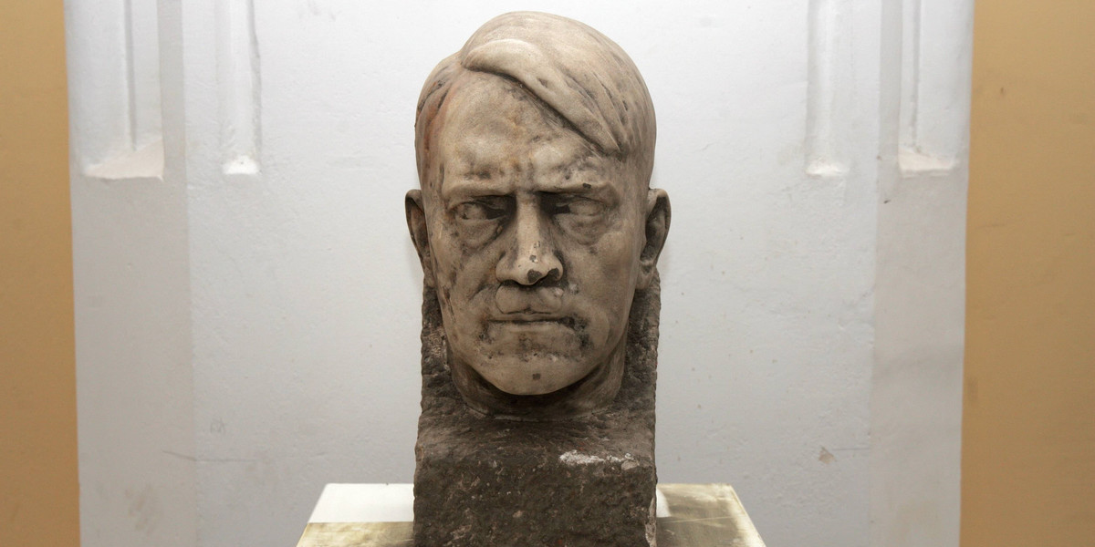Rzeźba przedstawiająca głowę Adolfa Hitlera