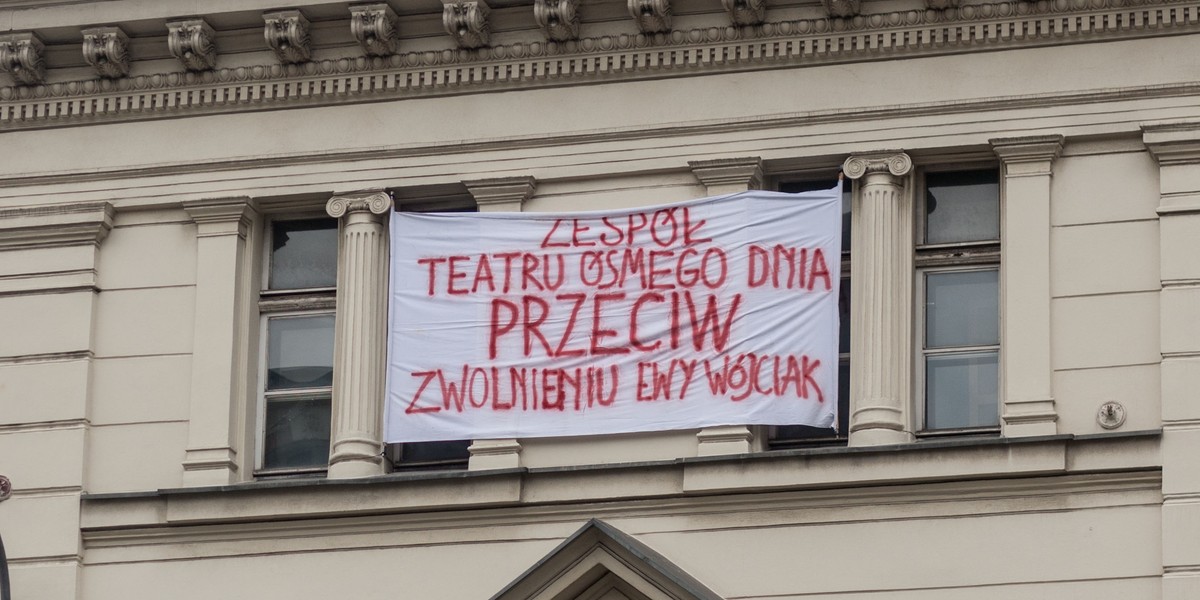 protest zespolu teatru osmego dnia przeciw zwolnieniu ewy wojcia