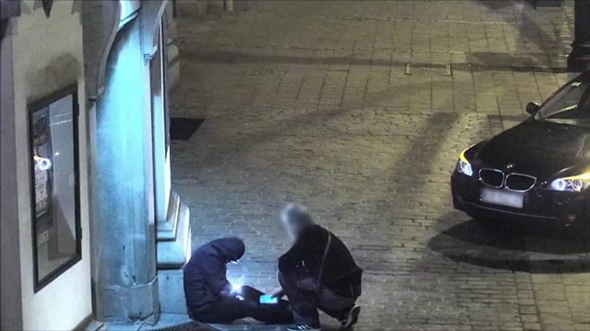 Kraków: Taksówkarz okradł pijanego mężczyznę. Wszystko się nagrało!