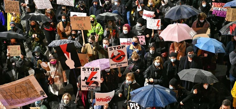 Incydent na proteście w Łodzi. Lubnauer bije w PiS i pokazuje zdjęcie