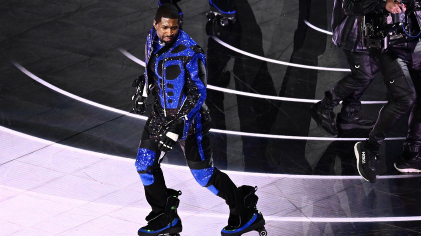 Usher wystąpił na rolkach podczas finały Super Bowl. 