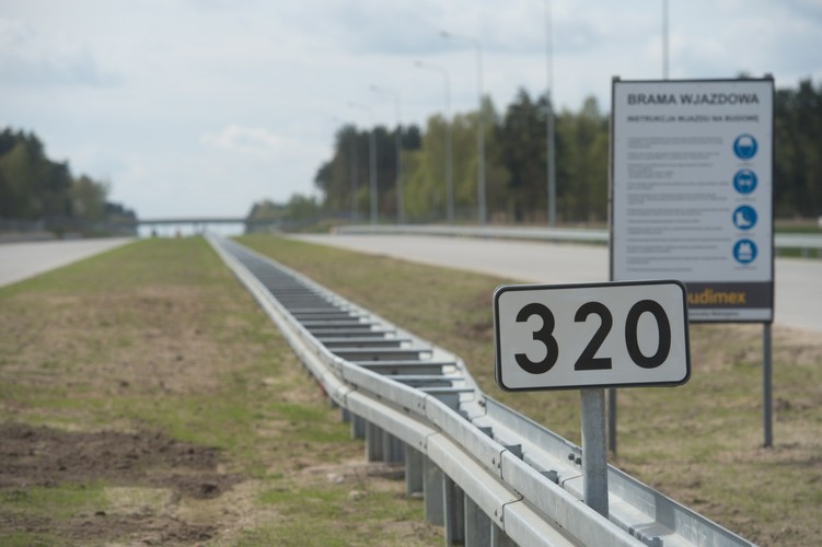 Na zdjęciu: Budowa autostrady A1 na odcinku Stryków-Tuszyn - Węzeł Łódź-Górna. <br><br>fot. (mr) PAP/Grzegorz Michałowski