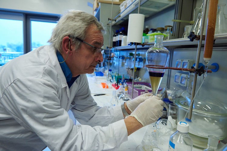 Franciszek Kasprzykowski z zespołu polskich naukowców z Katedry Chemii Biomedycznej Uniwersytetu Gdańskiego