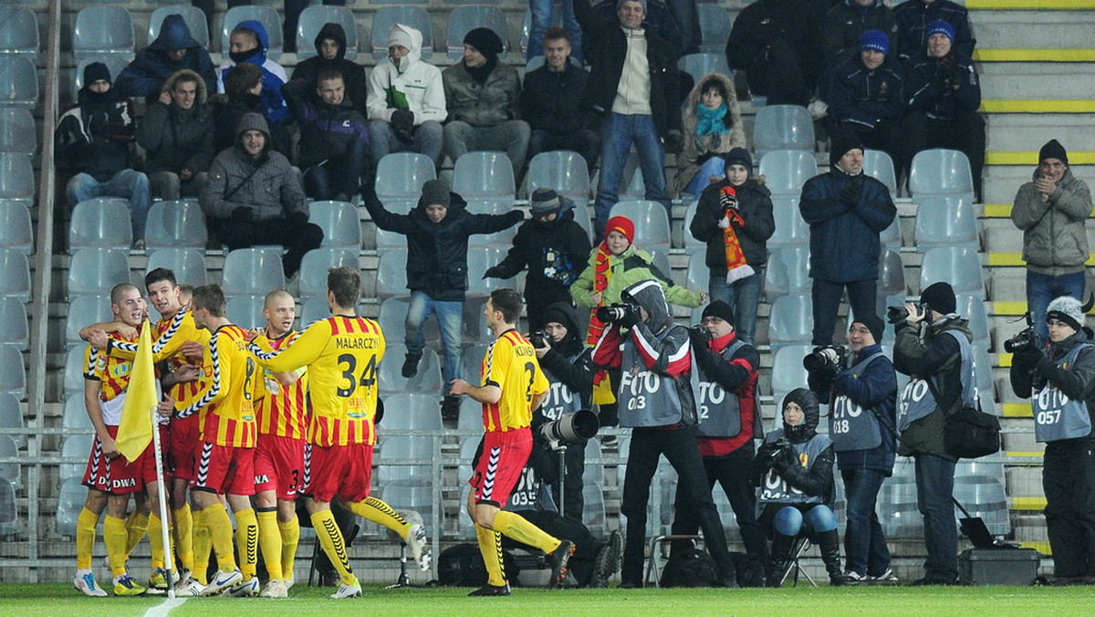 Stal Mielec pokonała w niedzielnym meczu towarzyskim, występującą w ekstraklasie Koronę Kielce 3:0. Mecz został rozegrany w ramach Święta Stali Mielec.