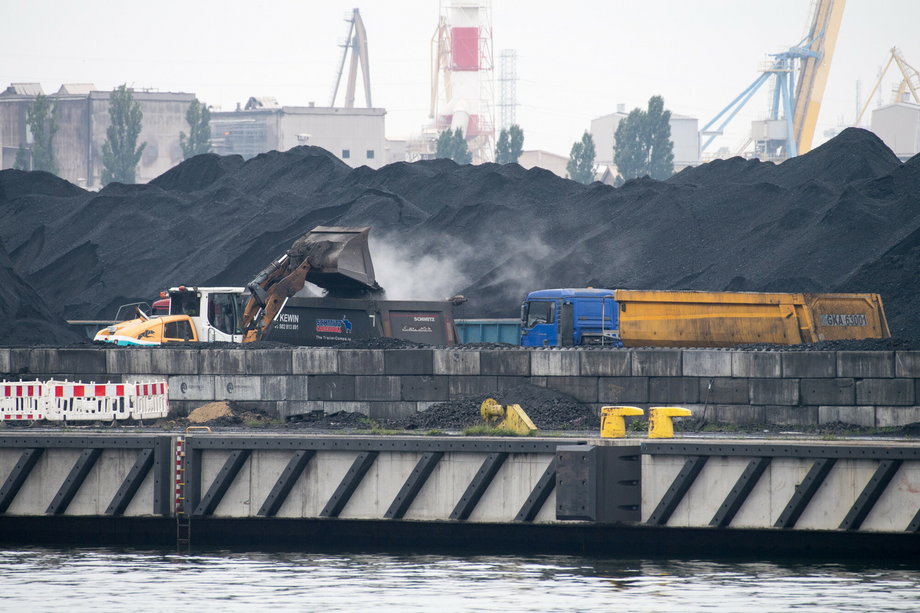 Węgiel na nabrzeżu w Porcie Gdańsk
