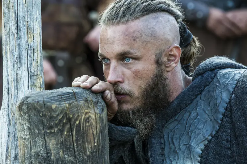 Travis Fimmel w serialu &quot;Wikingowie&quot; jako Ragnar Lodbrok, czyli... Wełniane Portki