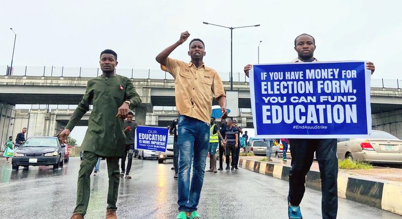 Protesting students blocked access roads to Lagos airports on Monday, September 19, 2022. (Premium Times)