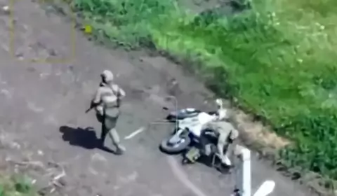 To nie wojenna komedia, a dwóch Rosjan na motocyklu. Czegoś takiego nie widzieliście