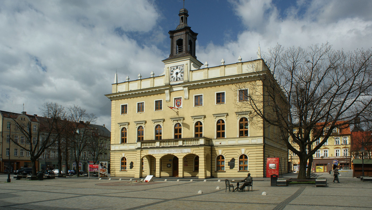 Wojewoda Wielkopolski Zbigniew Hoffmann zażądał od Rady Miejskiej Ostrowa Wlkp. wygaszenia mandatów dwojga radnych. Rzecznik wojewody poinformował, że wojewoda podjął taką decyzję po uzyskaniu opinii radców prawnych.