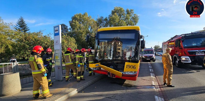 Makabra w Warszawie. Autobus uderzył w latarnię, a ta spadła na przystanek