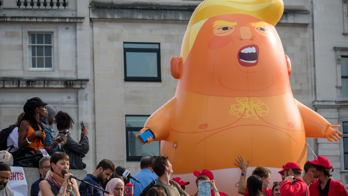 To symbol sprzeciwu Brytyjczyków wobec odchodzącego właśnie z urzędu prezydenta Stanów Zjednoczonych Donalda Trumpa. Balon ma sześć metrów wysokości i pierwszy raz można było go zobaczyć podczas protestów w Londynie, przed wizytą Trumpa w tym mieście. 