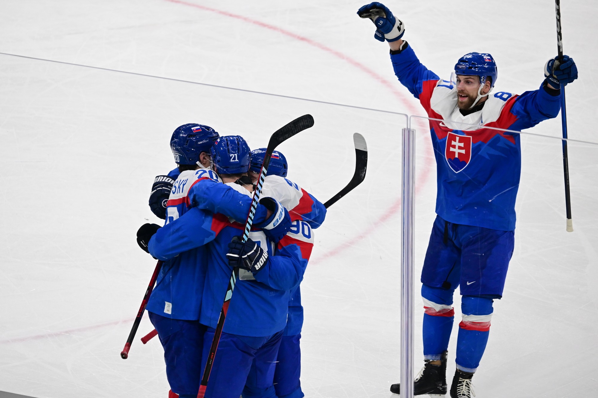 Sprava Erik Černák, Adam Ružička, Juraj Slafkovský (všetci Slovensko) sa tešia z gólu na 6:2, ktorý strelil kapitán Tomáš Tatar (90). 