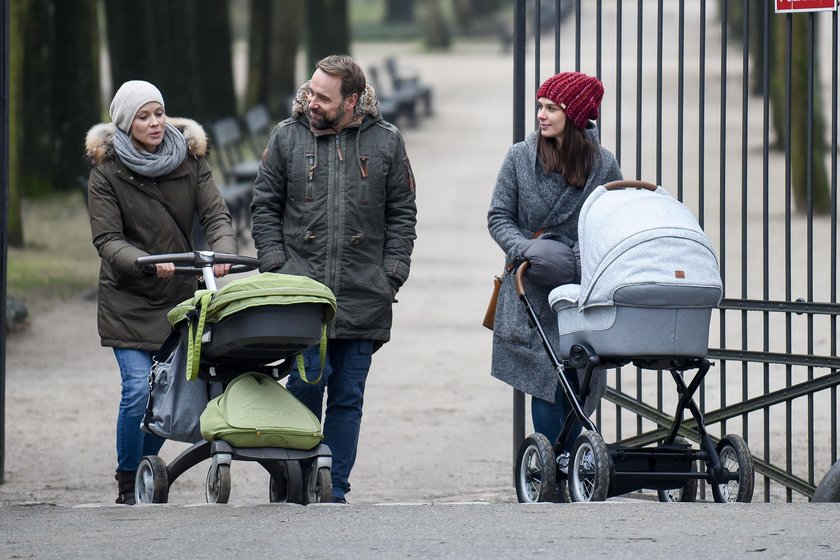 Łukasz Nowicki, Olga Paszkowska i Aleksandra Rosiak na spacerze z dziećmi