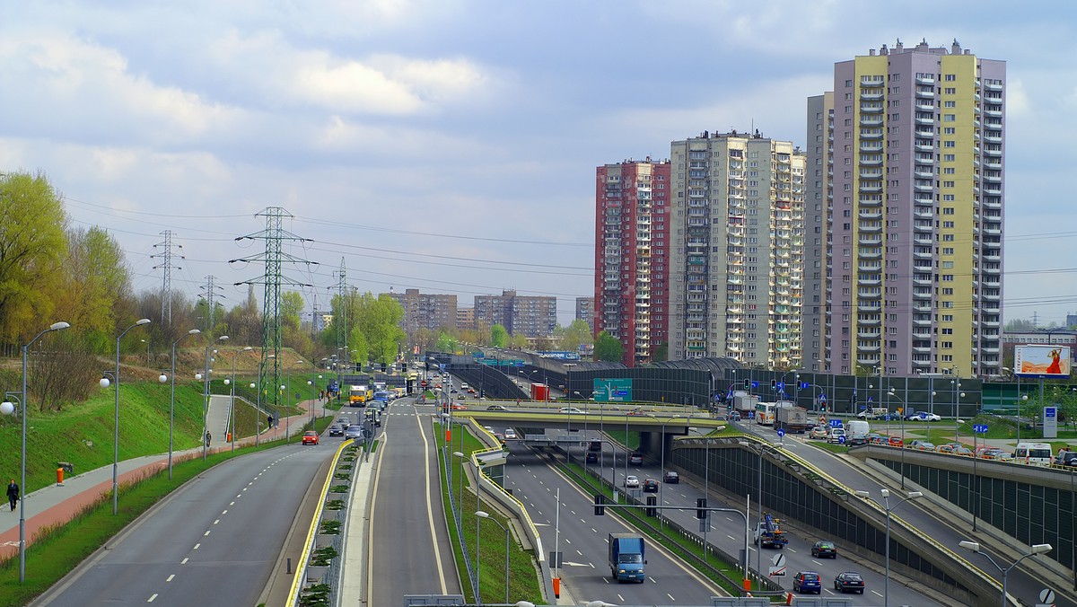 Aby uatrakcyjnić wakacje dzieciom ze świetlic środowiskowych, wojewoda śląski zaprosił je dzisiaj do urzędu wojewódzkiego. Dzieci odwiedziły monumentalny gmach urzędu, a w nim m.in. Salę Sejmu Śląskiego, przedwojenny skarbiec i Wojewódzkie Centrum Powiadamiania Ratunkowego.