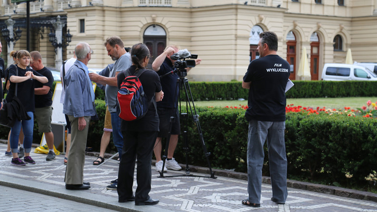 Niewidomi aktorzy z Krakowa od sześciu lat starają się o lokal, który mógłby stać się przystanią dla ich teatru. Swoją siedzibę przy ulicy Szewskiej stracili w 2011 roku, kiedy urzędnicy rozwiązali z nimi umowę. Sprawa – z powodu kontrowersji – trafiła do sądu i do dziś nie wydano wyroku. Tymczasem artyści mają w swoim repertuarze kilkanaście sztuka teatralnych, które grają w całej Polsce. Ich tymczasowa siedziba znajduje się w parafialnych salkach. Teraz nakręcili film dokumentalny o ich losie. Liczą, że w ten sposób zwrócą uwagę władz miasta na ich problemy. Premiera już w piątek o godzinie 19 w kinie Kijów w Krakowie.