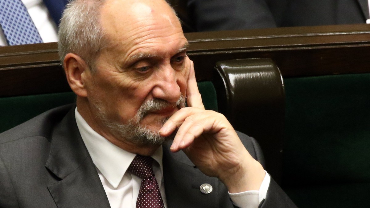 "Antoni Macierewicz złamał prawo ujawniając w Sejmie informacje objęte klauzulą tajności" - poinformował na Twitterze Krzysztof Brejza z PO. "Tak wynika z odpowiedzi jaką otrzymałem z MON" - napisał poseł i zapowiedział złożenie zawiadomienia do prokuratury.