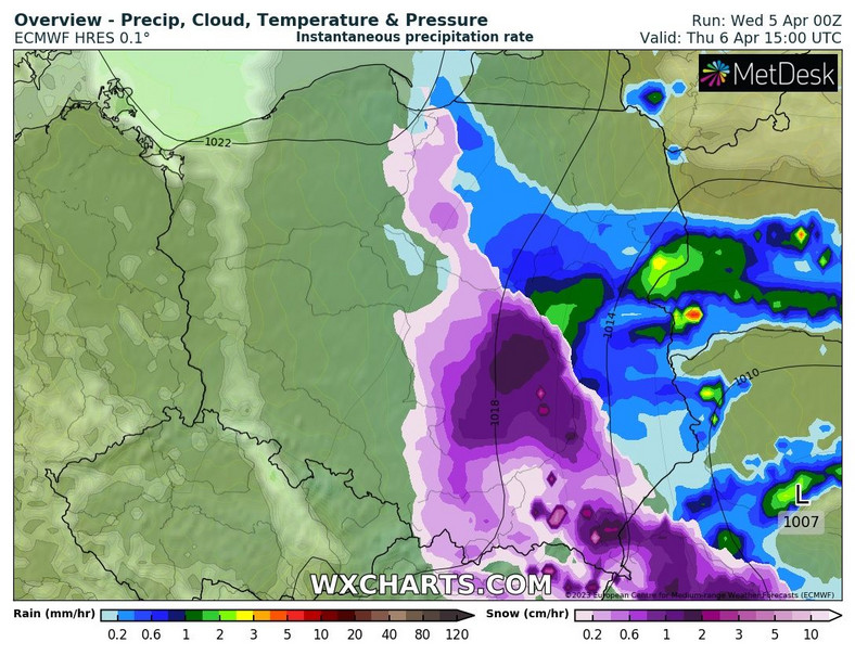 W czwartek ze wschodu na zachód będzie przechodziła fala obfitych opadów śniegu (kolor fioletowy) przechodzących w deszcz (kolor niebieski i zielony)