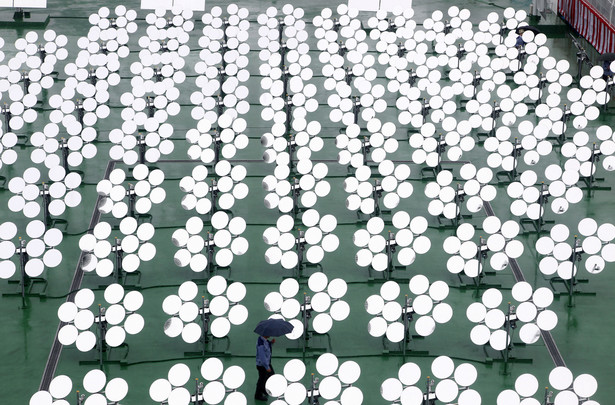 Baterie słoneczne w elektrowni słonecznej Solar Techno Park, należącej do JFE Engineering Corp.'s. Jokohama, prefektura Kanagawa, Japonia, 5.10.2011. (7) Fot. Koichi Kamoshida/Bloomberg.