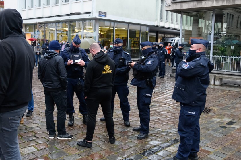 Uważają, że pandemii nie ma i protestują. Szokujące obrazki z Polski