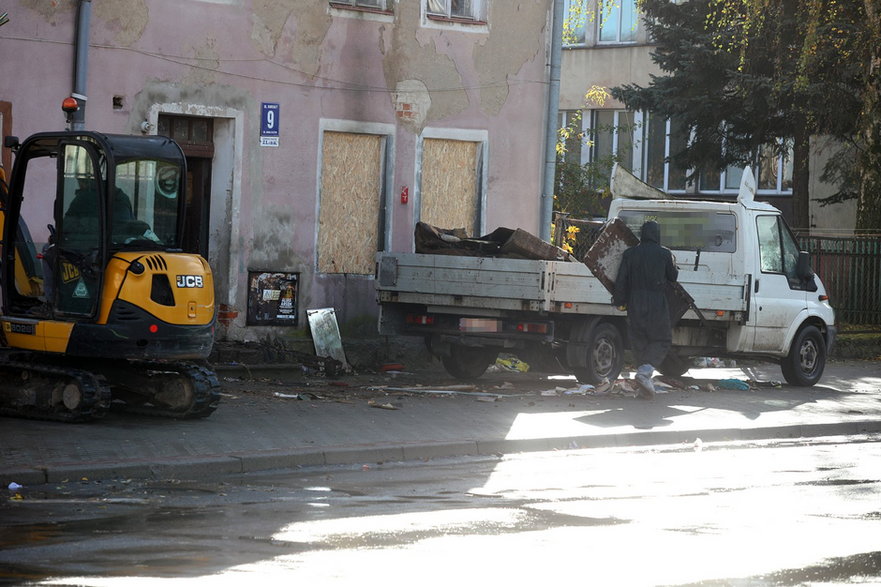 Przez wiele lat mieszkali tam m.in. Romowie. Teraz budynek przy Knosały idzie na sprzedaż [ZDJĘCIA] - zdjęcie 1