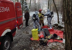 Wielowieś. W środku lasu wykopali "radioaktywną paczkę", interweniowały służby