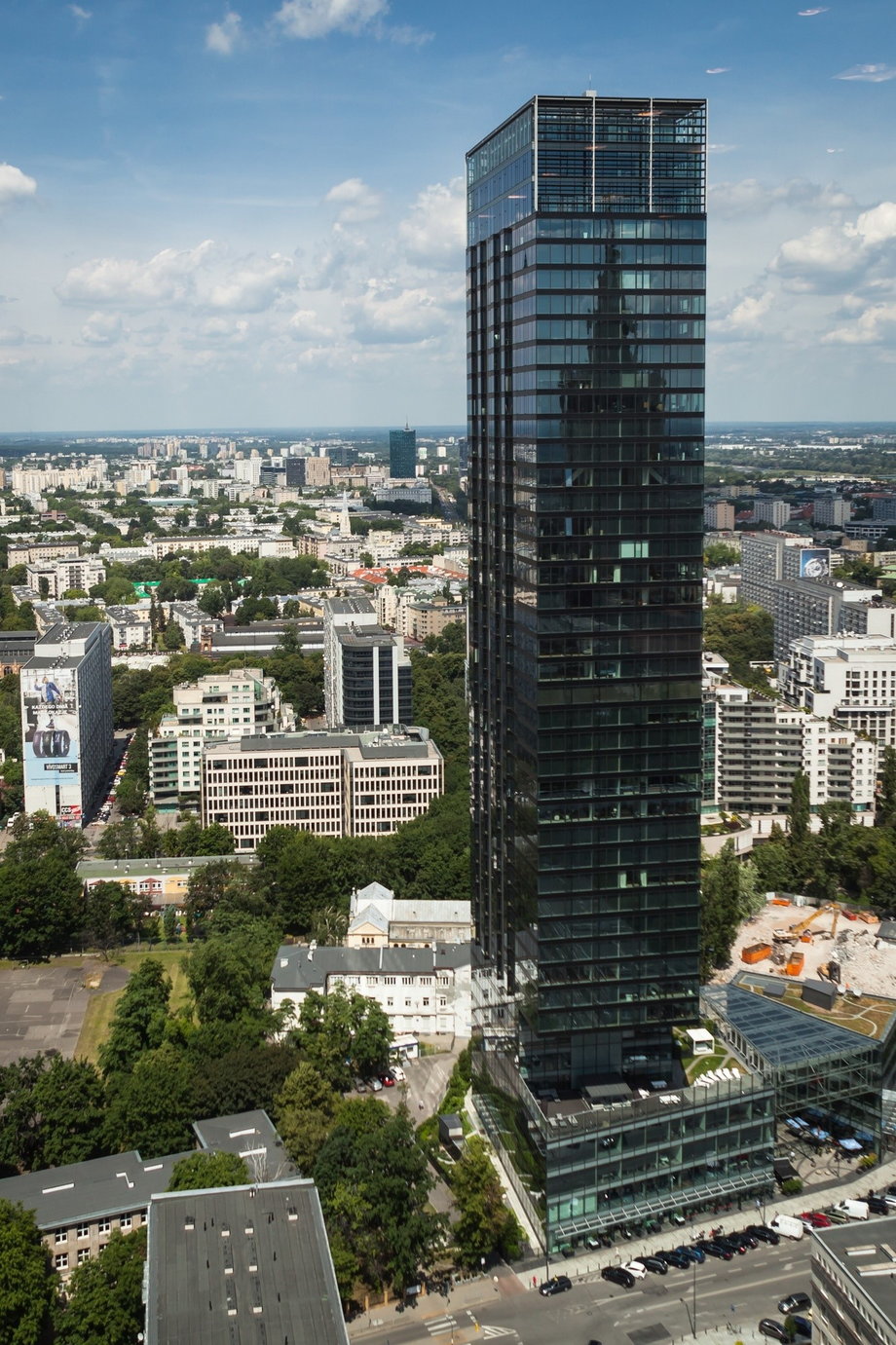 10. Pierwszą dziesiątkę zamyka wieżowiec apartamentowo-biurowy Cosmopolitan, znajdujący się w Warszawie, przy ul. Twardej. Ma 160 m.