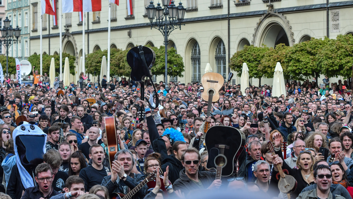 Już dziś, 1 maja we Wrocławiu, gitarzyści z całego świata po raz 17 podejmą próbę ustanowienia nowego Rekordu Guinnessa we wspólnym wykonaniu legendarnego utworu „Hey Joe” Jimiego Hendrixa. Aby poprawić zeszłoroczny wynik potrzebnych jest 7412 gitar. W dniu największego w Europie święta gitary w ramach Koncertu Gwiazd zagrają m.in. Napalm Death, Therion, Slade, Nocny Kochanek i Ania Dąbrowska.