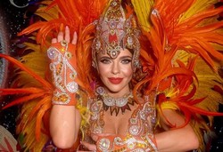 Edyta Herbuś szaleje na sylwestrowej zabawie. Fani podziwiają "kaloryfer na brzuchu" [FOTO]