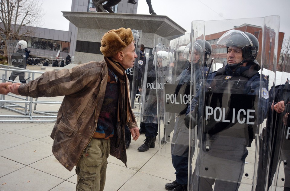 KOSOVO VIOLENT PROTEST (Police breaks up violent protest in Pristina )