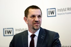 Dr Flis: W wyścigu mamy dwóch poważnych graczy i trzech giermków, którzy próbują nadgonić