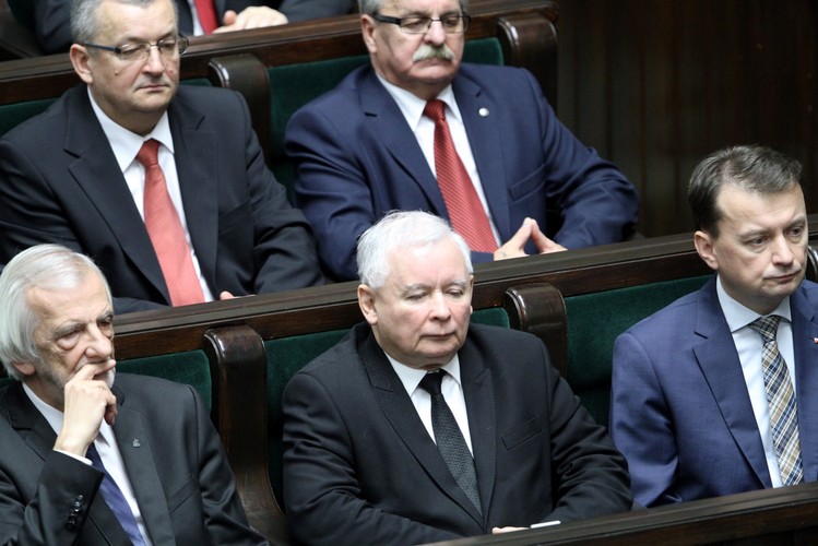 Od lewej, 1. rząd: szef KP PiS Ryszard Terlecki, prezes PiS Jarosław Kaczyński, minister spraw wewnętrznych i administracji Mariusz Błaszczak, 2. rząd: minister infrastruktury i budownictwa Andrzej Adamczyk i poseł PiS Leonard Krasulski
