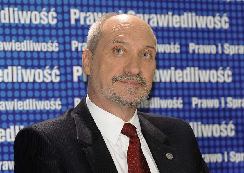 Macierewicz w wielkim aucie. Ale się wozi!