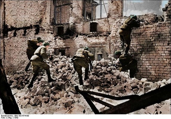 Żołnierze Armii Czerwonej walczą wśród ruin Stalingradu (1942, fot. Ruffneck88/ Bundesarchiv Bild 183-R74190, opublikowano na licencji Creative Commons Uznanie autorstwa-Na tych samych warunkach 4.0 Międzynarodowe).