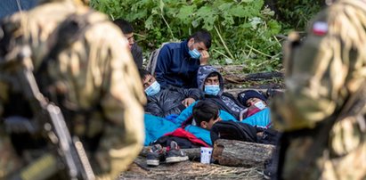 Afgańczycy koczują na granicy polsko-białoruskiej. Działacz praw człowieka: „Przebywają w nieludzkich warunkach”