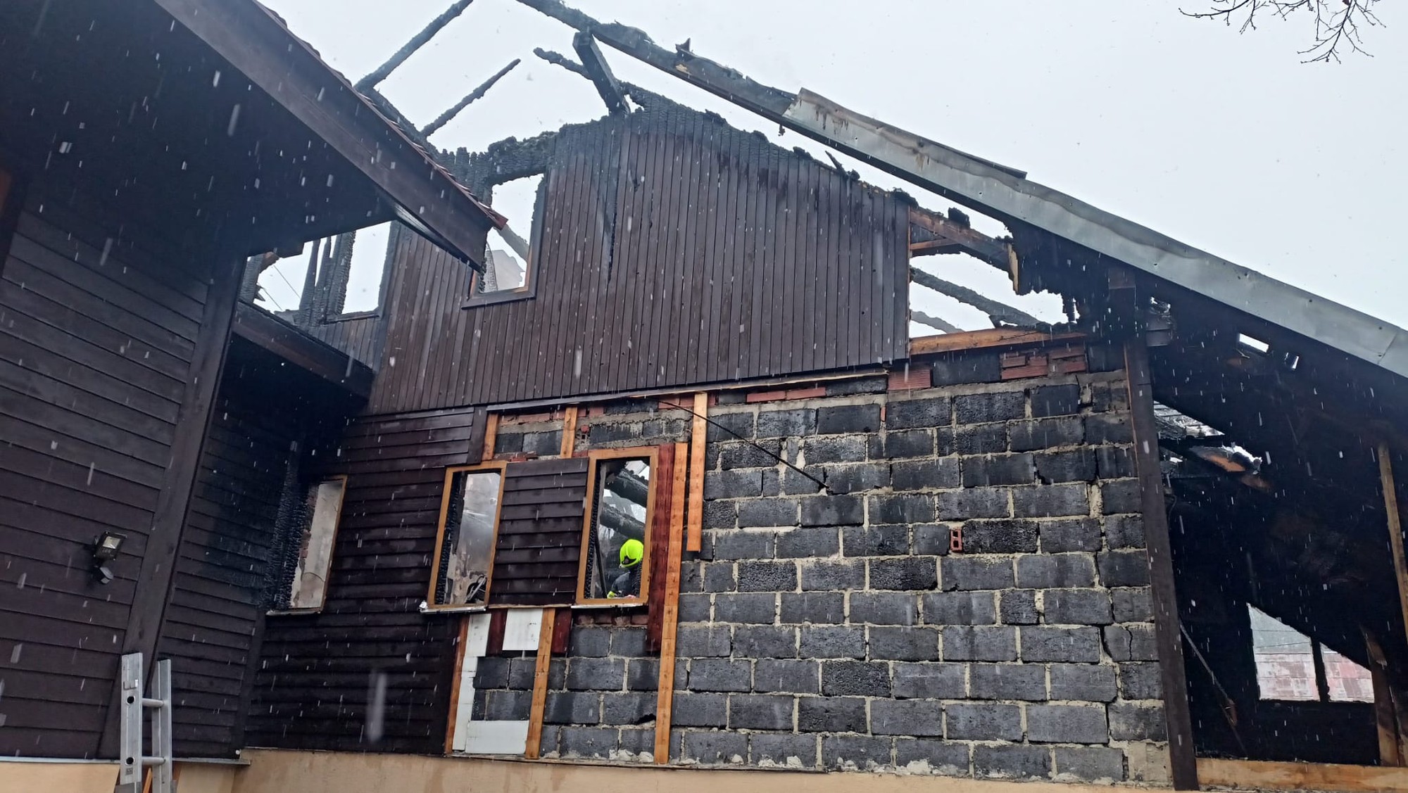 V Makove horela rekreačná chata, škodu po požiari vyčíslili na 200.000 eur.