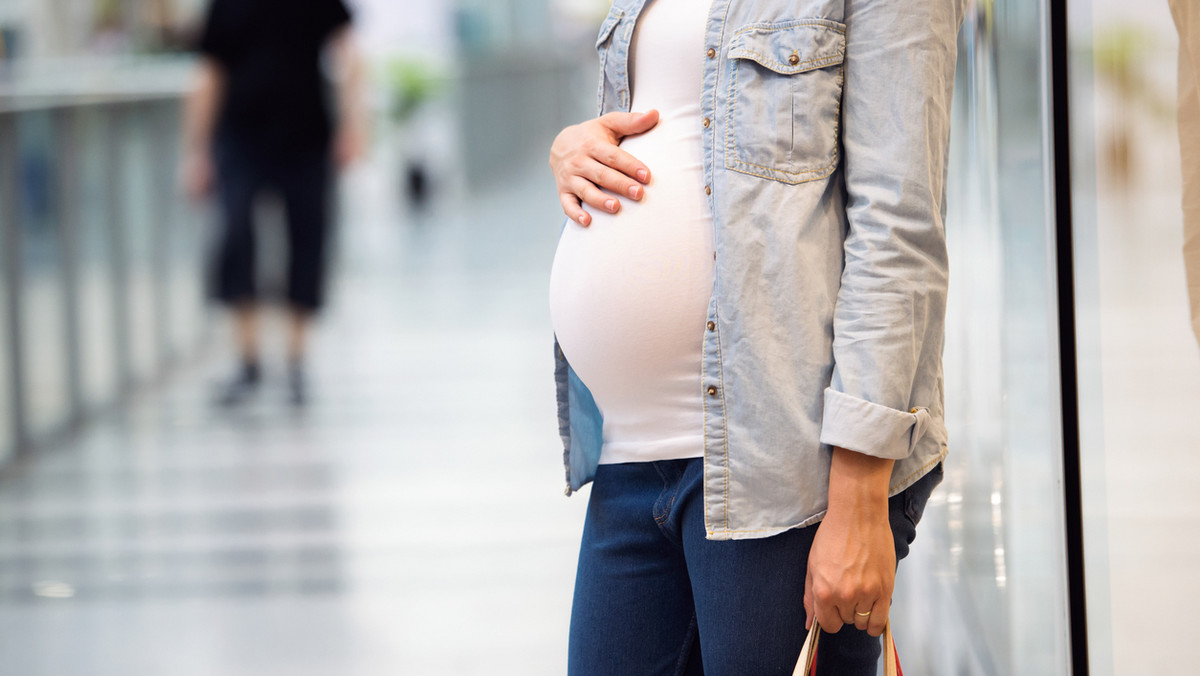 Elen pochodzi z Armenii, ma 28 lat i jest w ósmym miesiącu ciąży. Zamiast jednak niecierpliwie oczekiwać narodzin dziecka, kobieta musi uciekać. Jej rodzina żąda, aby dokonała aborcji. Wszystko przez to, że Elen zakochała się w chłopaku z Azerbejdżanu i zaszła z nim w ciążę. Przyszła matka musi opuścić swój kraj, jeżeli chce, aby jej dziecko przeżyło. Już 10 razy prosiła o azyl w Polsce. Bezskutecznie.