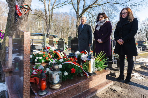 Prezydent Gdańska Aleksandra Dulkiewicz (C), przewodnicząca Rady Miasta Gdańska Agnieszka Owczarczak (P) i Andrzej Kowalczys (L) z Urzędu Marszałkowskiego Województwa Pomorskiego złożyli wieniec na grobach Danuty Siedzikówny "Inki" i Feliksa Selmanowicza "Zagończyka" w Gdańsku