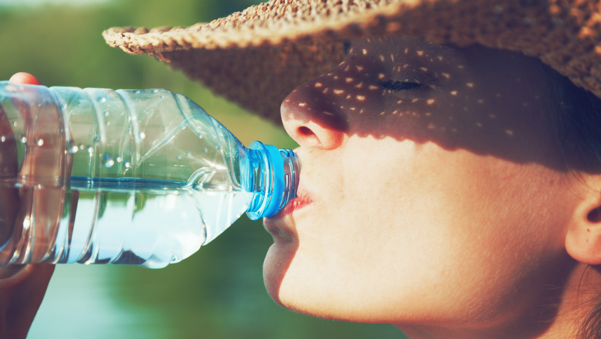 Jak pić wodę, aby sobie nie zaszkodzić? Zaskakujące wyniki badań