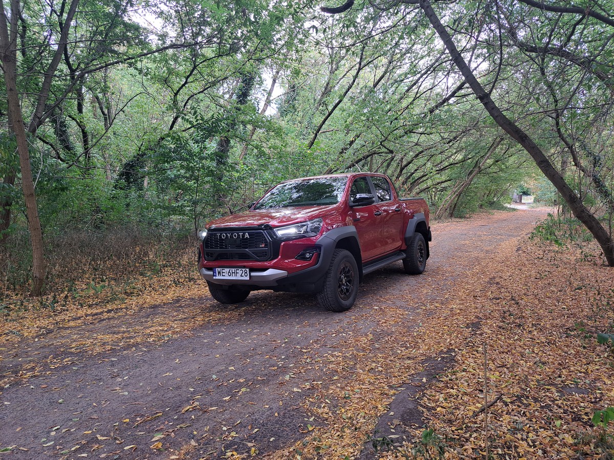 Toyota Hilux GR Sport kusi nowym wyglądem. Teraz to pick-up na asfalt i szutry
