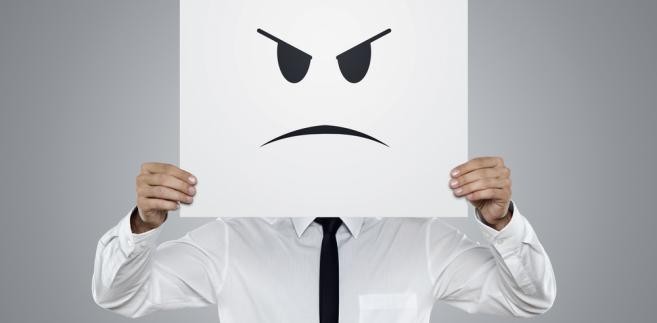 CV to nie miejsce, w którym warto opisywać, jak źle zostaliśmy potraktowani w poprzedniej pracy. Nie jest dobrze, kiedy kandydat wspomina o konfliktach w dokumentach aplikacyjnych. Uważa się go za niewiarygodnego. Wypisywanie powodów, dla których zmienia się pracę, brzmi jak wyprzedzanie ataku.