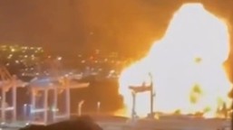 zmasowany nocny nalot na port. rosyjski terminal i okręty w płomieniac