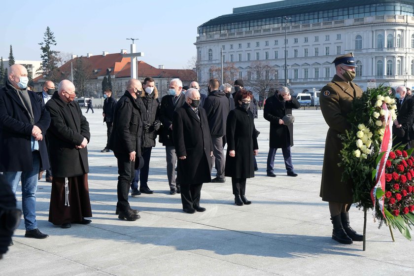 Kaczyńskiego pod pomnikiem smoleńskim ochraniał snajper?