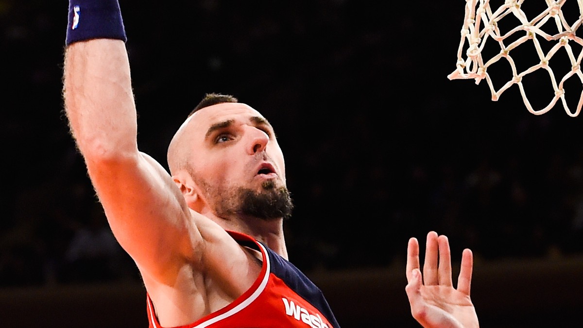 Washington Wizards podtrzymali tradycję i przegrali z Oklahoma City Thunder w hali Chesapeake Energy Arena 102:109. Marcin Gortat zagrał słabsze spotkanie i zdobył sześć punktów oraz siedem zbiórek. Błyszczał za to MVP poprzedniego sezonu Kevin Durant.