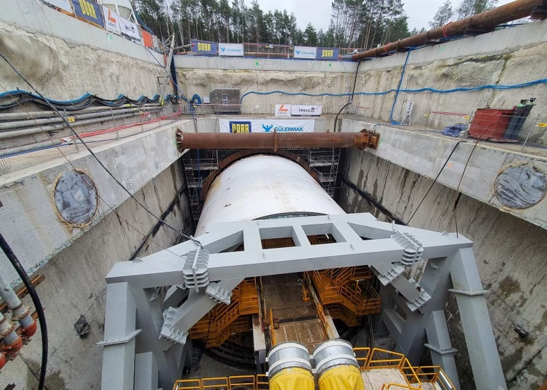 Pracujący nieprzerwanie TBM wydrąży 10-12 metrów tunelu na dobę. Pracę zakończy we wrześniu 2021 roku