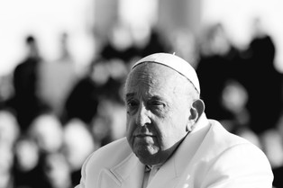 Jezuita, duszpasterz peryferii, jeden z najstarszych papieży w dziejach. Kim był Franciszek? [SYLWETKA]