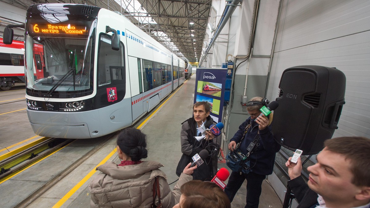 Pierwszy ze 120 tramwajów Fokstrot, zamówionych dla Moskwy, zaprezentowano w czwartek w zakładach Pesa w Bydgoszczy. Kontrakt będzie realizowany od marca 2014 r. do marca 2015 r.