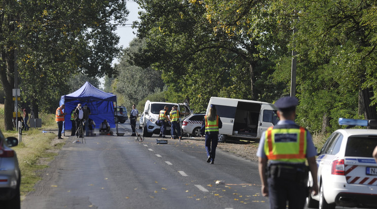 Buszmegállóba csapódott egy kisbusz Nyársapátnál, halálos áldozatok is vannak / Fotó: MTI/Mihádák Zoltán