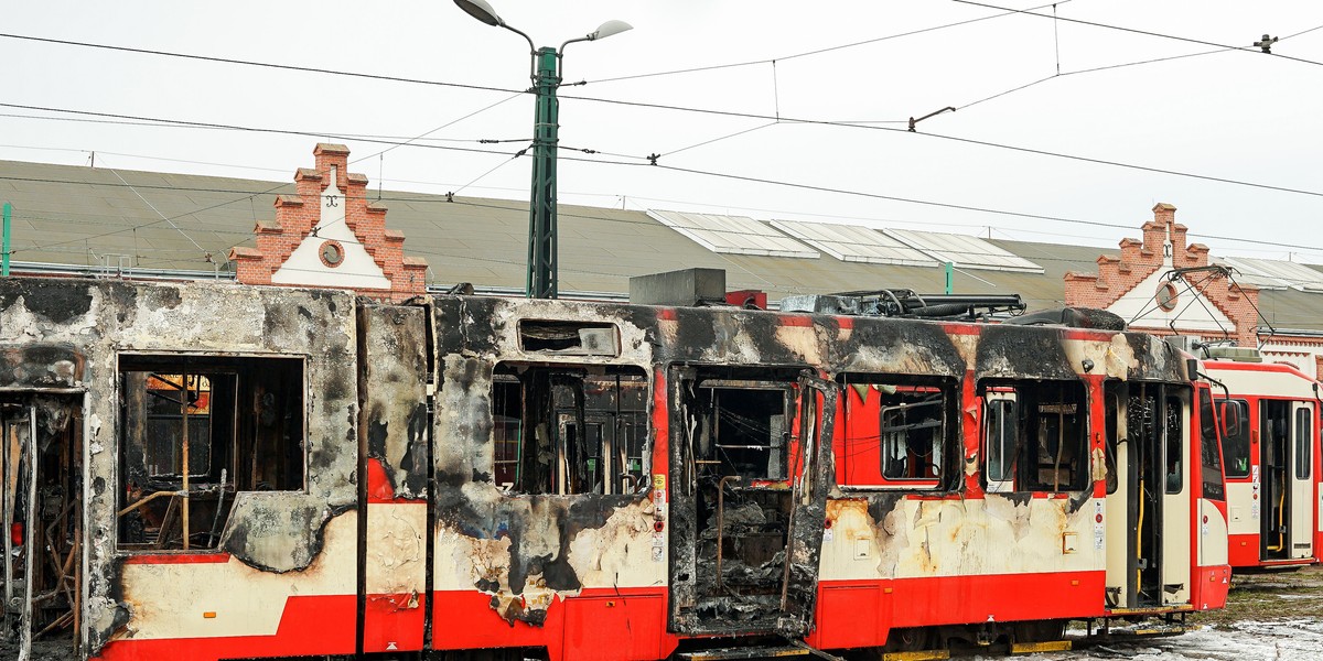 Spalony wóz tramwajowy. Ogień pochłonął dwa takie pojazdy. 